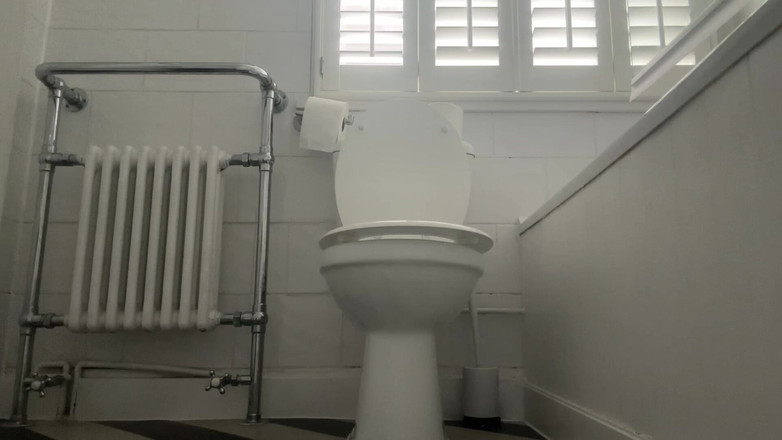 Miss Valentina: Výstřik přes moji toaletu