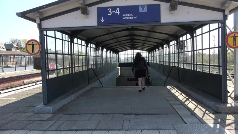 German amateur - 100% German hardcore videos: Fat German Slut Loves Pissing in Public