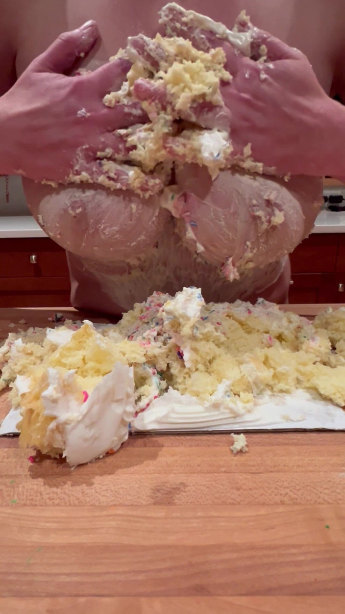 MidnightTease: Madrastra arruina la torta de cumpleaños con sus enormes tetas