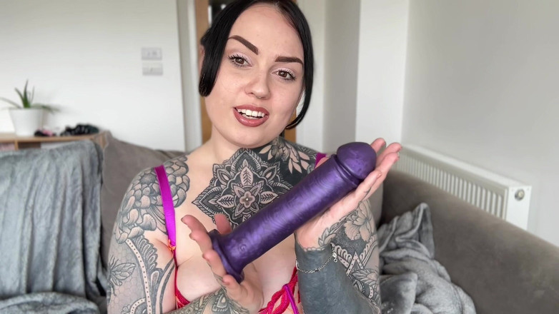 Miss Valentina: Strap on Unboxing