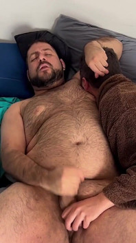 Mein sklave isst meine achselhöhle und drückt meine eier, bis das sperma freigegeben ist, so wird eine hure behandelt