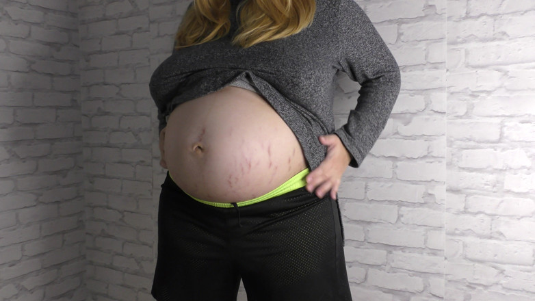 Milky Mari: Schwangere ehefrau zeigt ihren großen schwangeren bauch und stillende möpse -...