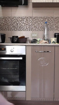 Isteri matang tanpa seluar dalam membuat saya sarapan pagi. Dan kamera rumah sedang memerhati. Chubby Di Sebalik Tabir