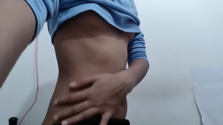 desigirl93: मुझे अपनी सौतेली बहन सोफे पर हस्तमैथुन करते हुए मिलती है और हम अकेले लेस्बियन सेक्स करते हैं