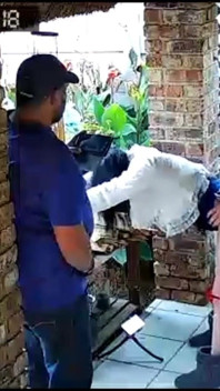 Kamera tertangkap isteri mengongkek dua kawan baik saya semasa saya di tempat kerja