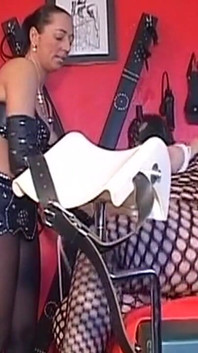 Baskın orta yaşlı seksi kadın kapüşonlu itaatkarını oyuncaklarla azdırıyor