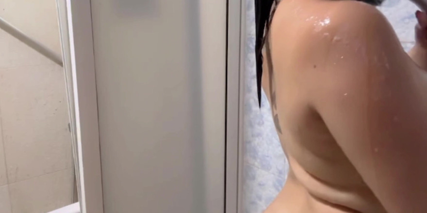 Yasmin Pahla: Ho bisogno di un francese che faccia la doccia con...