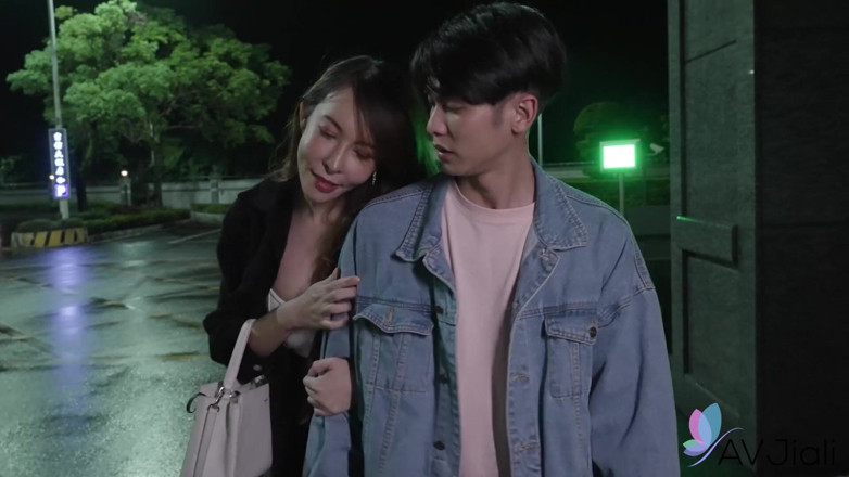 AV Jiali: 그녀의 베프와 남친에게 바람을 피우는 Dolly 공주