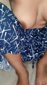 Fată de 18 ani se fute cu degetul în pizda umedă desi indiană cu orgasm, masturbare
