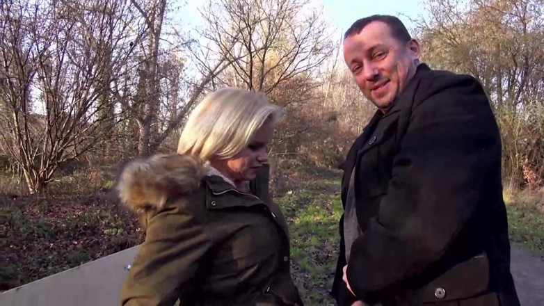 Deutschland porn: MILF mit knackarsch im freien gefickt