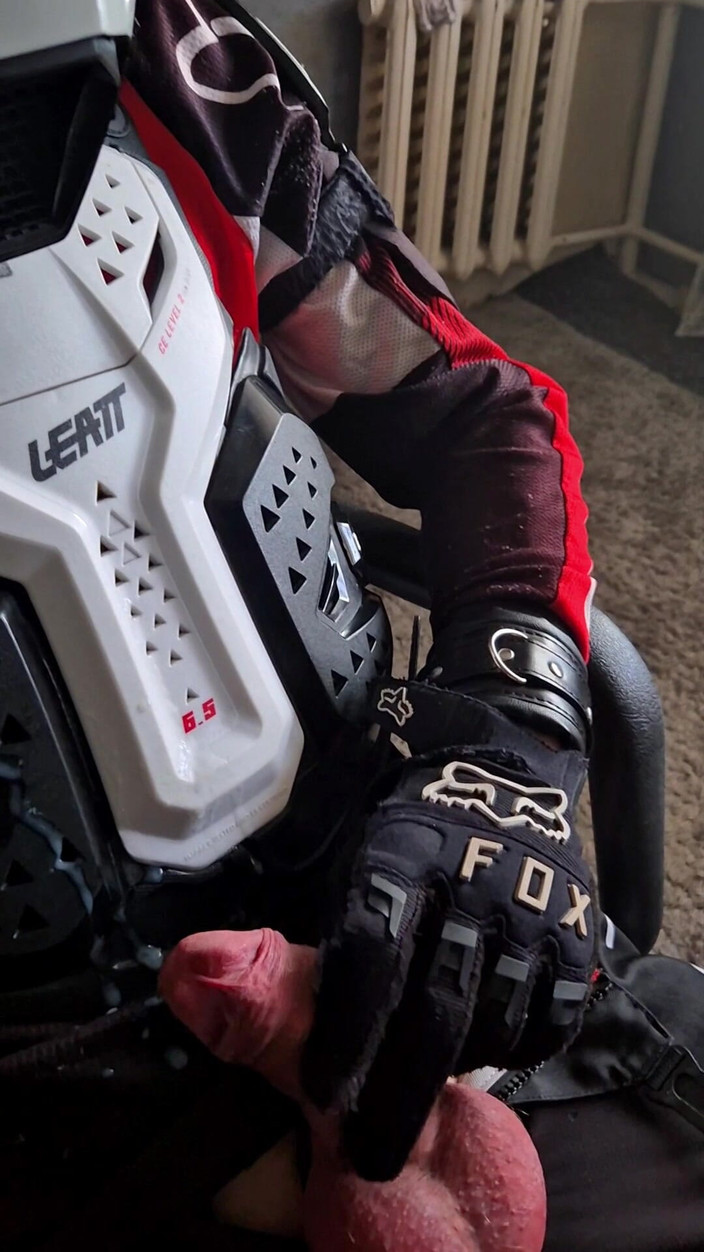 Sneakersmax98: 착한 바이커가 6일간 감금됐어