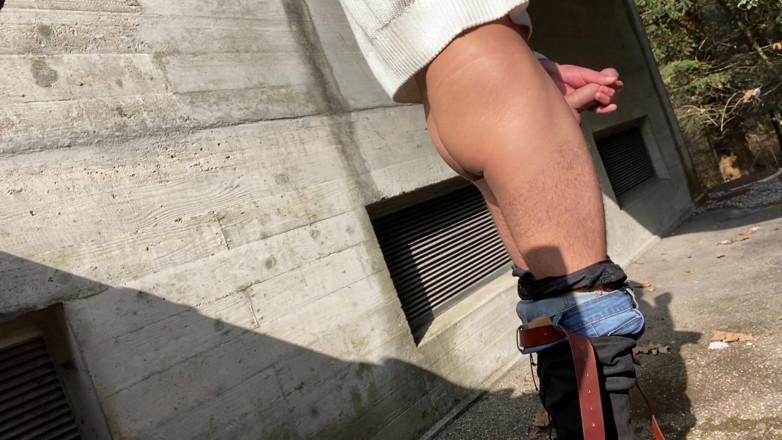 Luca-twink: Sissy risky outdoor dildo fun