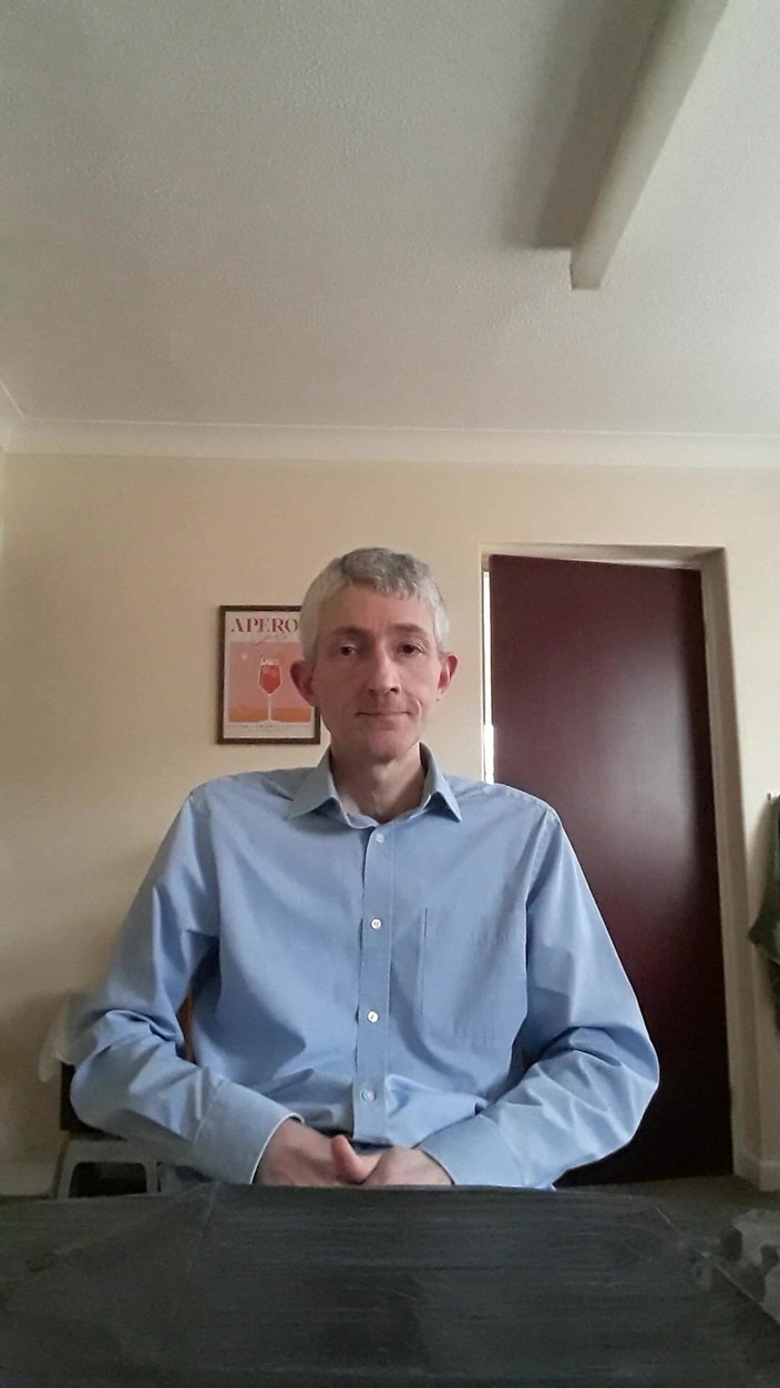 James Dirty Boy: Sentado en la mesa