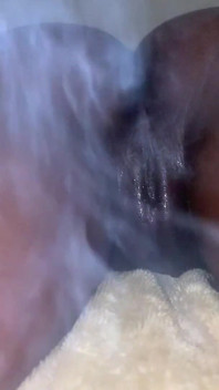 Une bombasse noire sexy se fait masser le cul sur le lit