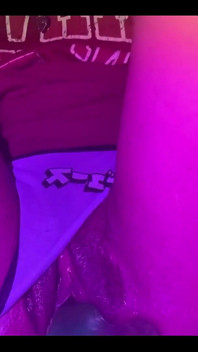 Sudut pandangan dekat memancut mani pada dildo