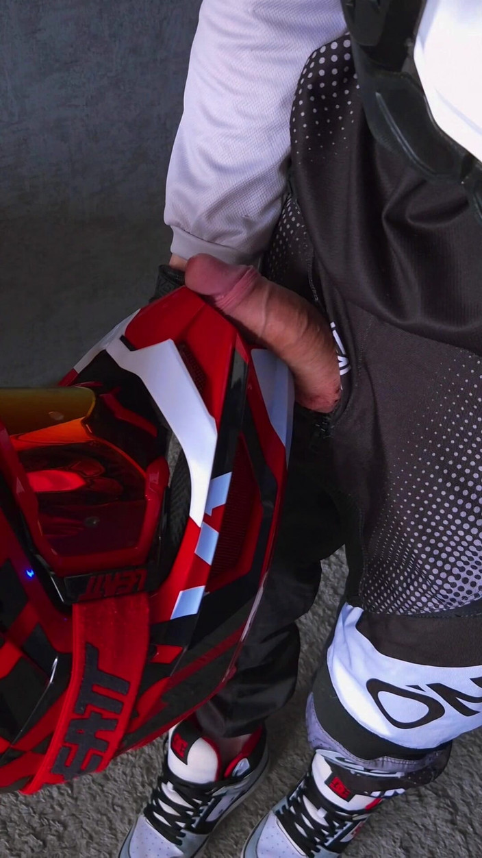 Sneakersmax98: Sborra sull'elmetto mentre nessuno guardava.