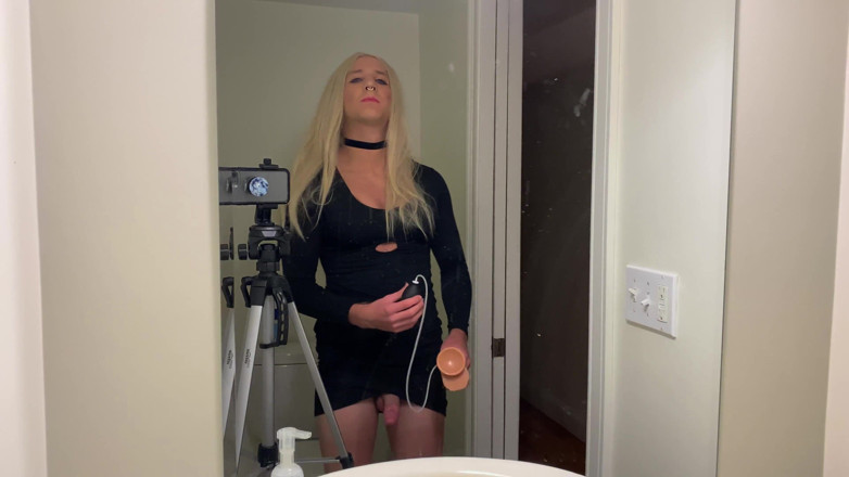 Sissy Bailey Wilde: Travestito caldo viene scopato da un dildo eiaculazione