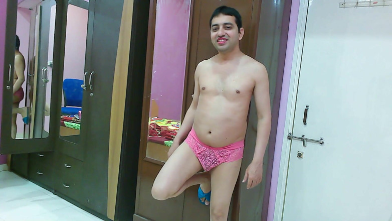 Cute & Nude Crossdresser: Jolie tapette travestie femboy douce sucette dans un débardeur, culotte...