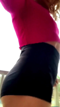 Puta mariquita pública afuera en tacones altos y muslos