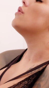 Alemã rabuda tatuada milf Mia Blow seduz cara nerd para foder