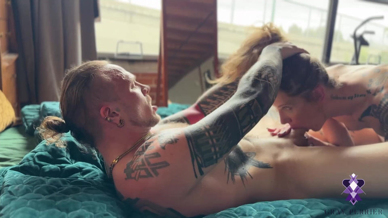 Gray Perrier: 문신을 한 근육 창녀에게 목구멍 따먹히는 예쁜 트랜스 소녀