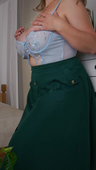 Concentrez-vous sur moi. Ne travaillez pas. Une MILF pulpeuse taquine.