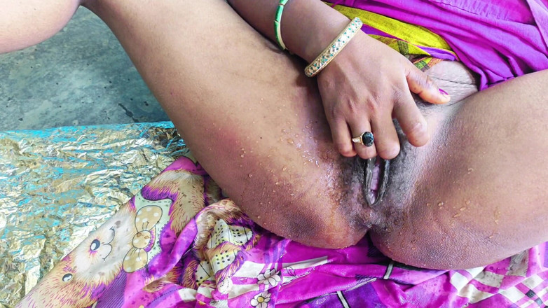 Bangala bhabhi: デジビレッジバビの小便とセックスとマンコのボトル内