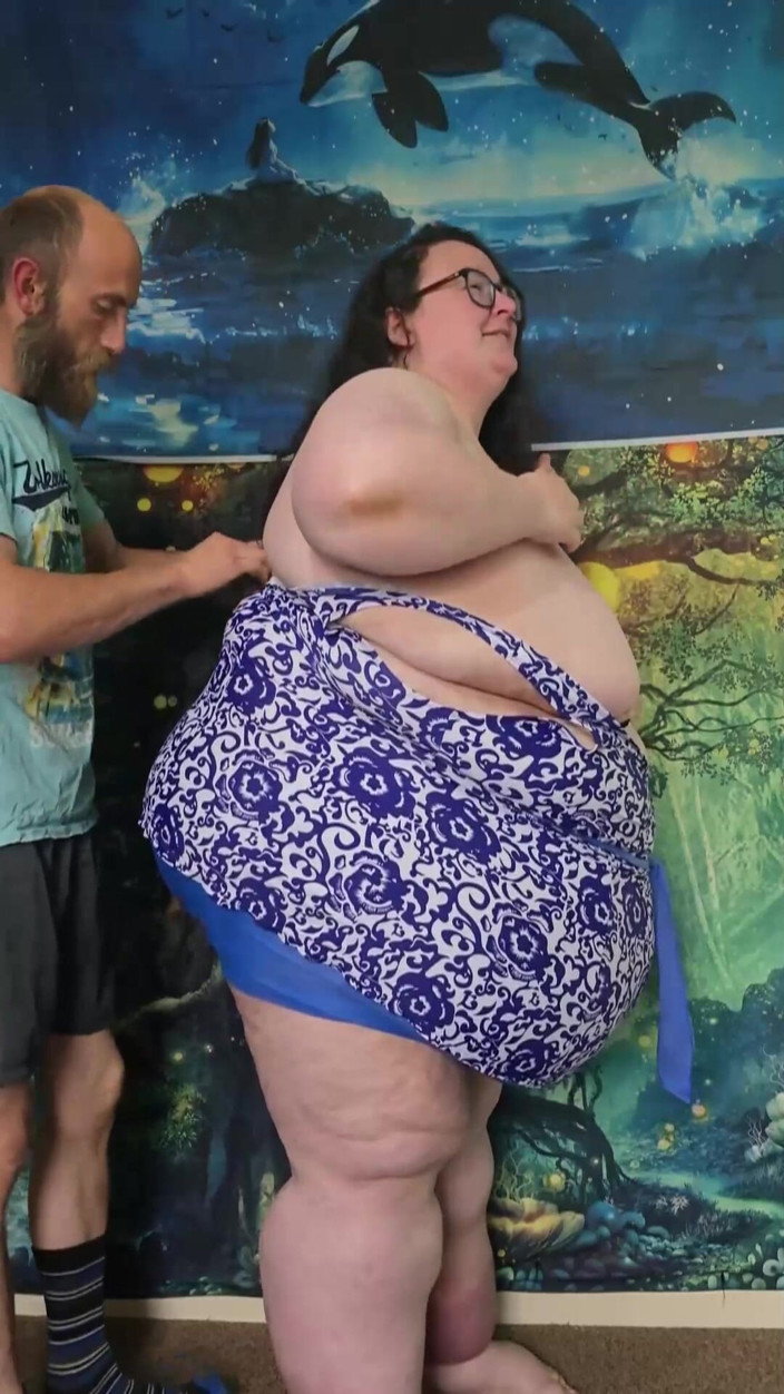 SSBBWLadyBrads: สาวตัวใหญ่สวยได้รับความช่วยเหลือในชุดว่ายน้ําแน่น