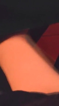 J'étais sur des vacances bien méritées et je taquinais mon esclave sous la table avec mes pieds