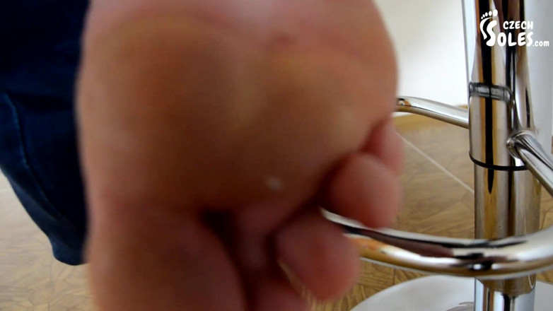 Czech Soles - foot fetish content: Awek montel dalam kasut tumit tinggi