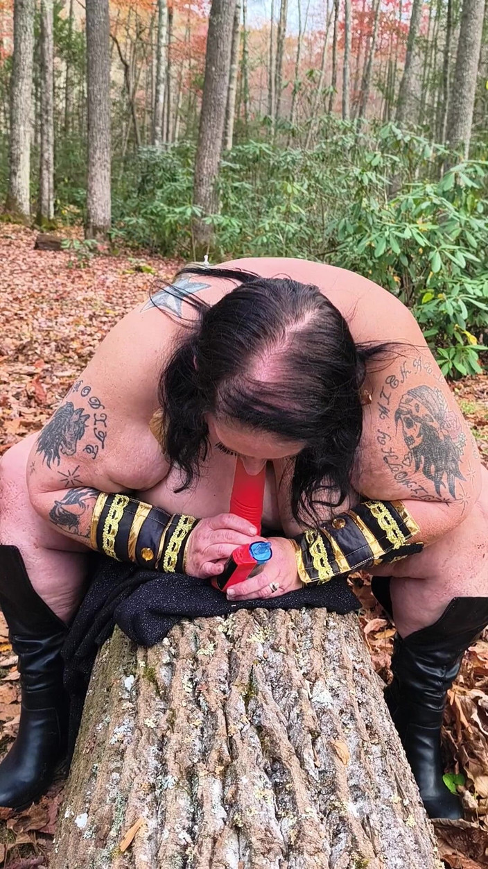 HerculesnVENUS: 彼女は森の中でディルドを見つけました 彼女はいたずらになるのか、それとも良いのか