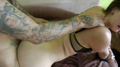 Gangbangclub-Bayern: Dwóch kolesi rozbija jej duży tyłek w trójkącie