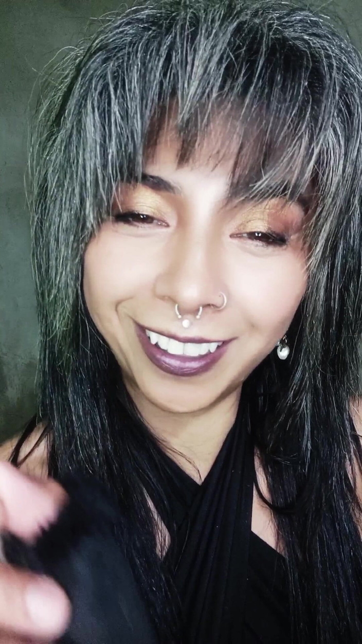 Casia Castro: Kouří s prsy ve vzduchu