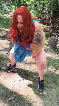 Levantarse el vestido en el bosque es un desastre