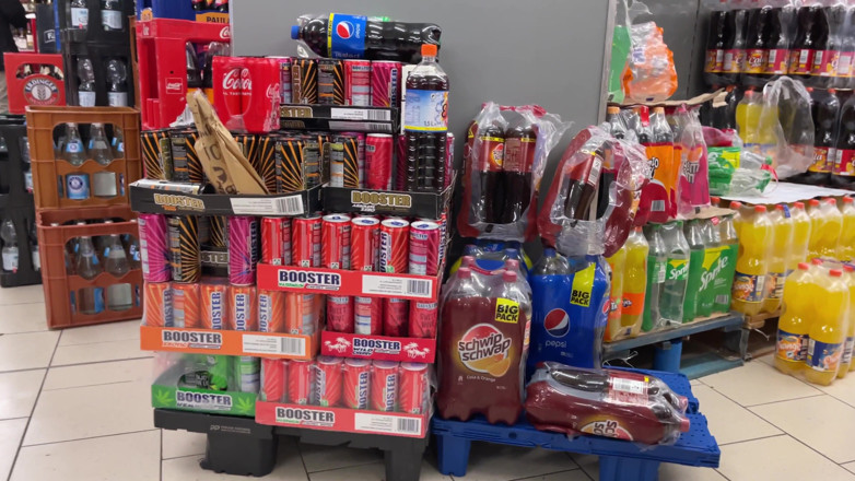 SlipCouple: Extrémní riskantní honění v supermarketu smazané sperma na produktu:p!