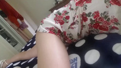 Dani Leg: Dani si užívá dotýkání se svých sexy ženských nohou v tan...