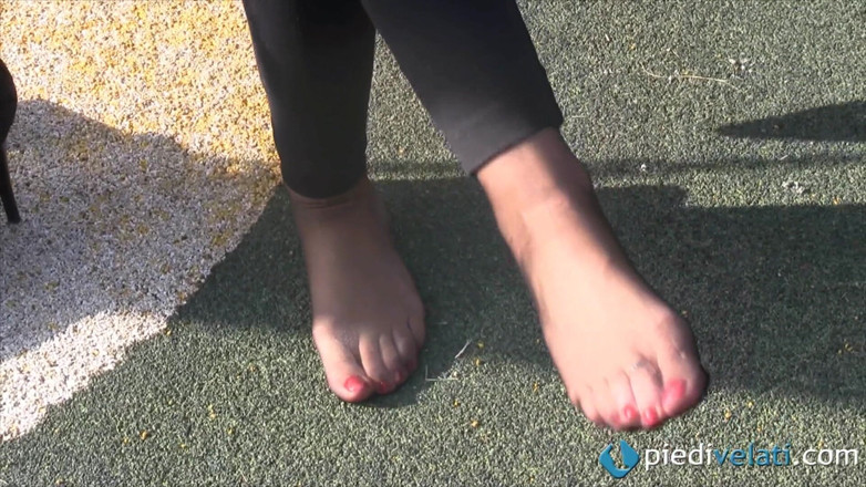 Foot Fetish HD: Christelle, loira fofa fuma um charuto e brinca com os...