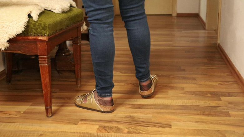 KimisWorld: Nylons &amp; Skinny Jeans - Menjuntai dalam Sandal Klasik