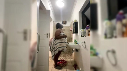 Legendary Booty Overdose: Laktacja murzynka SSBBW Biorąc prysznic i tryska masturbuje się