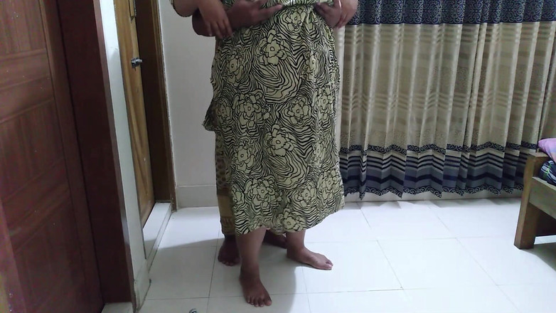 Aria Mia: Tante semok mesir dengan pantat bahenol lagi asik menyapu kamarnya...