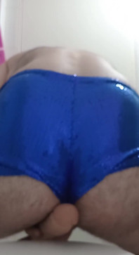 Gioco con un dildo realistico in lingerie travestito