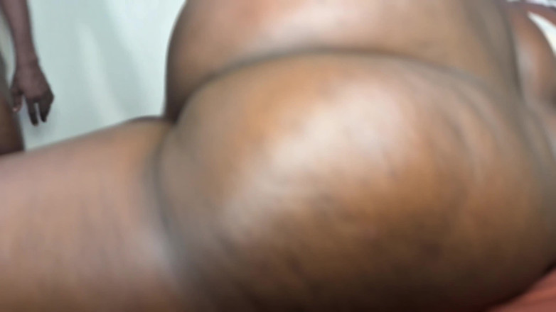 Magiksex1: Šukám mokrou kundičku této prsaté děvky, zatímco její manžel pracuje