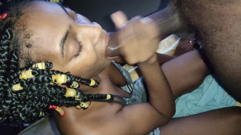 ElVenudoXXX: Cewek semok kulit hitam ini lagi asik nyepong kontol raksasa...
