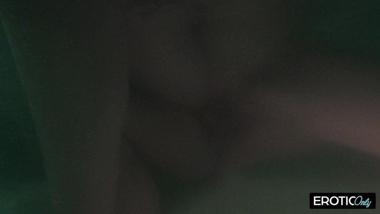 ONLYFREAKSX: 그는 수영장에서 그녀의 구멍을 뿜어냅니다