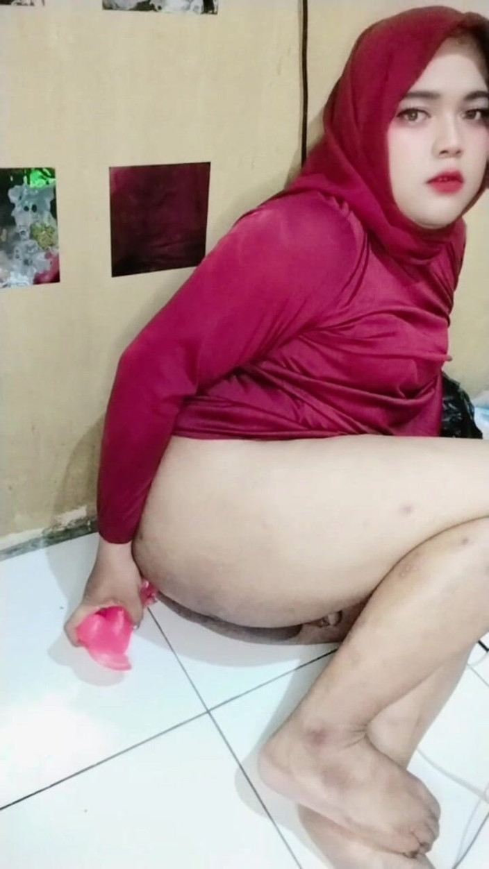 Ivvy Crossdresser: Transgender ivvy berhijab dengan pakaian merah lagi asik masturbasi pakai...