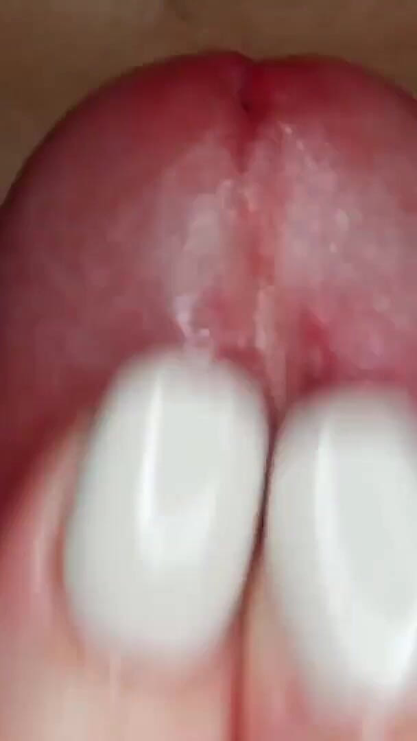 MissLipsXXX: Ze streelt zijn frenulum en hij komt snel klaar