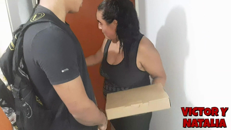 Victor y Natalia: Madura Me Espera Fuera Del Baño Para Follar