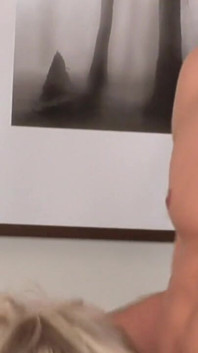 Amigo dando su polla a su amigo mientras se folla a una linda milf