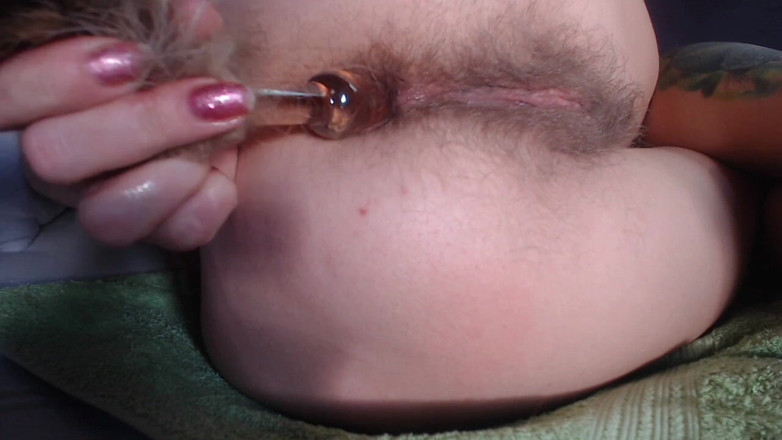 Risky Hairy Couple: Una ragazza che gioca con la sua coda di culo...