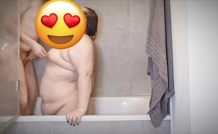 MaskedMomWife: Alman amatör iri güzel kadın duş alırken şaşırıyor